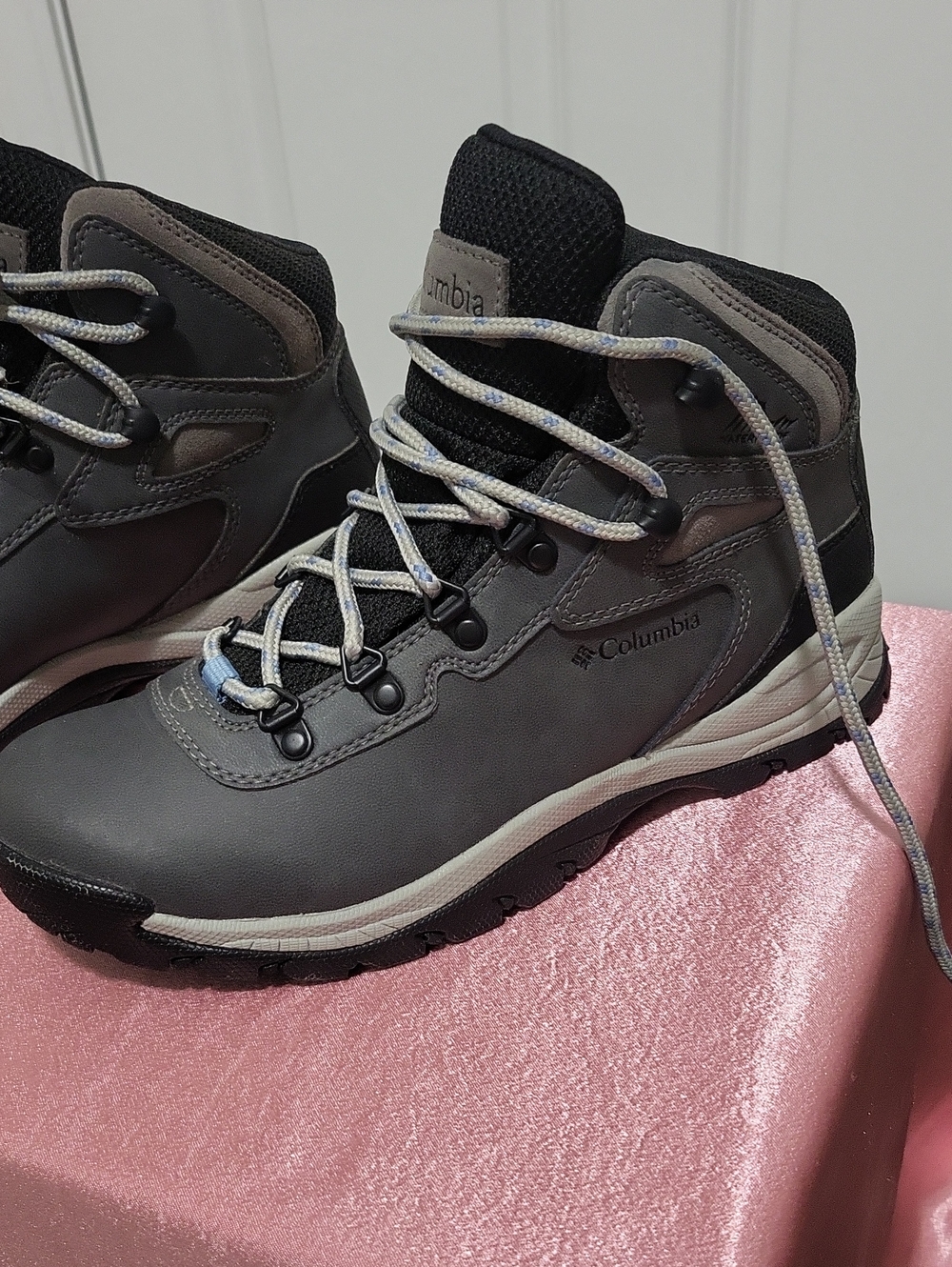 Womens Columbia Newton Ridge Hiking Boots Size US 9 Quarry/Cool Wave